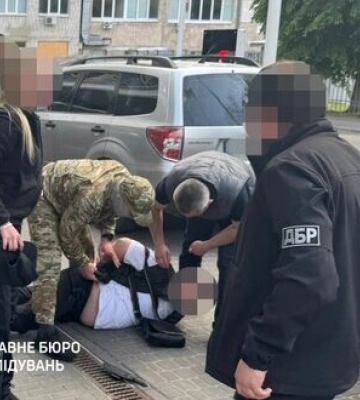 Харків’янин та військовий з Києва організували «тур» за кордон для ухилянтів за 50 тис. доларів
