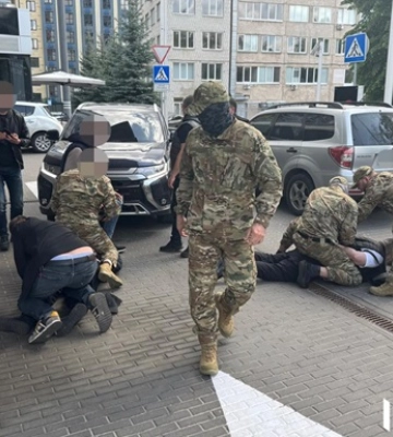 Военный вместе с сообщником переправляли уклонистов за границу