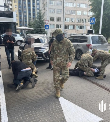 Харків’янин та військовий з Києва організували «тур» за кордон для ухилянтів за 50 тис. доларів