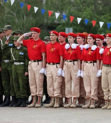 Військова підготовка дітей на окупованій Луганщині через юнармію