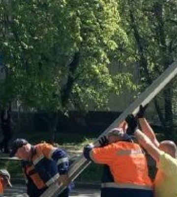 У Полтаві продовжують оновлювати опори ліхтарів та світлофорів