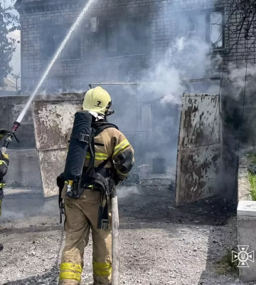 На Дніпропетровщині в масштабній пожежі палають будинки та автомобілі (Відео)