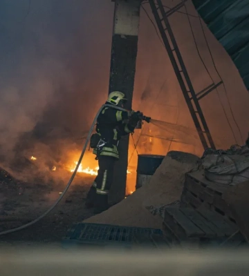 У Сумах рятувальники ліквідували масштабну пожежу, спричинену ворожою атакою