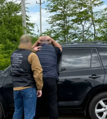 Переправлял мужчин в Молдову за $11 тысяч: организатора схемы задержали