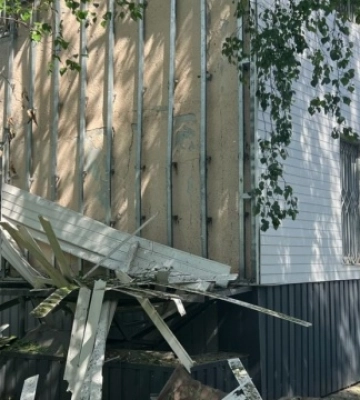 У Чугуєві внаслідок російського удару пошкоджена будівля податкової