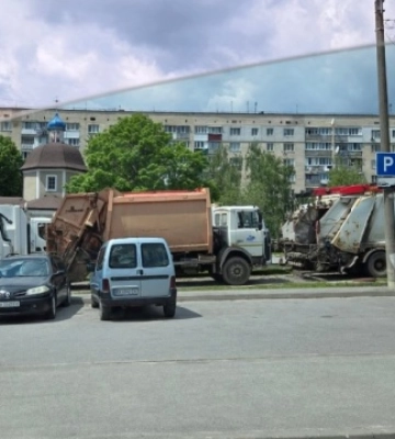 Против приезда главы УПЦ МП Онуфрия в Хмельницком протестовали с мусоровозами и ассенизаторами