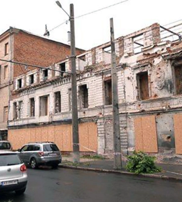 У Харкові демонтують пошкоджений обстрілами будинок