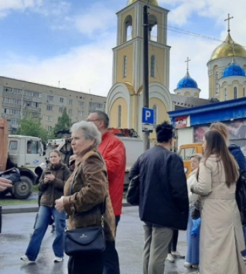 У Хмельницькому протестувальники облили кров’ю ворота собору УПЦ МП