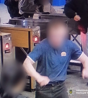 В Киеве мужчина в нетрезвом состоянии разбил стекло в метро, потому что хотел попасть в соседний вагон - полиция