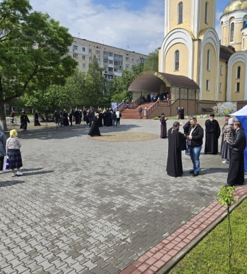 У Хмельницькому через приїзд предстоятеля УПЦ Онуфрія біля Свято-Миколаївського собору протестують люди: що відомо