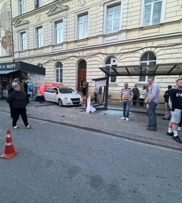 У Львові автомобіль влетів у зупинку маршруток