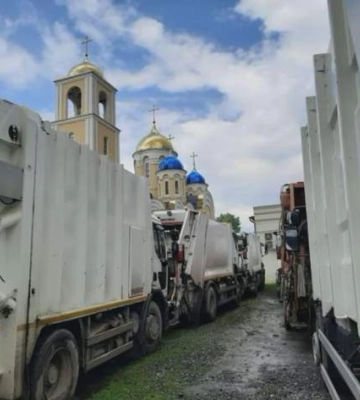 Храм заблокировали мусоровозы: в Хмельницком протестовали против приезда Онуфрия