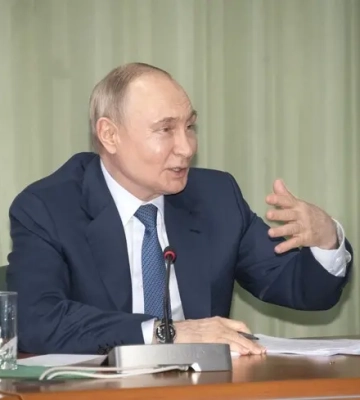 Путін пожартував про захоплення Сум під час візиту в Курську область