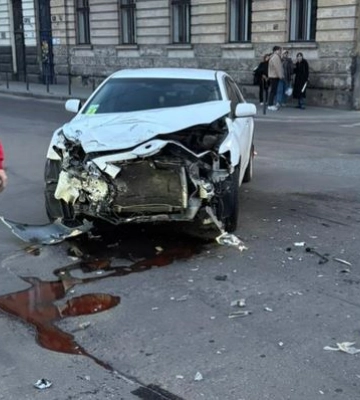 У Львові водій протаранив зупинку громадського транспорту