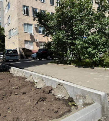 Зелені зони та лави для відпочинку: в Одесі облаштовують територію біля медцентру 