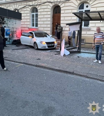 У центрі Львова автомобіль влетів у зупинку: жінка в реанімації, - ФОТО