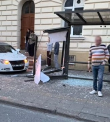 У Львові водій протаранив зупинку громадського транспорту