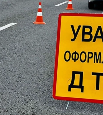 На Волині автівка влетіла в дерево, водій травмувався