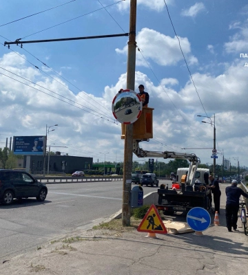Червоні квадрати та дзеркала на дорогах: у Дніпрі борються з хаосом