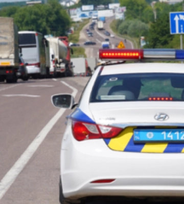 Во Львове авто въехало в остановку, травмировав девушку