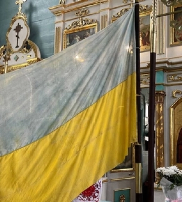 У храмі на Волині знайшли синьо-жовтий прапор, який берегли майже 100 років 