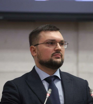 Проректор ДНУ Петер растерялся перед депутатами Днепра: доказательств «рейдерства» так и не привел