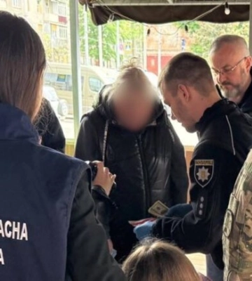 У Харкові чоловік погрожував та вимагав гроші у матері: зловмиснику повідомили про підозру
