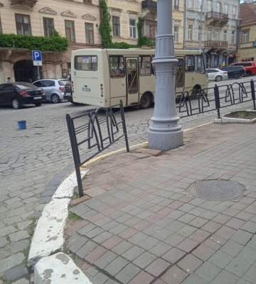 У Чернівцях посеред Головної зламалась маршрутка