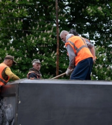 У Полтаві повністю демонтували пам'ятник на місці відпочинку Петра I