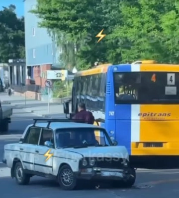 У Черкасах зіткнулися автобус та легковик