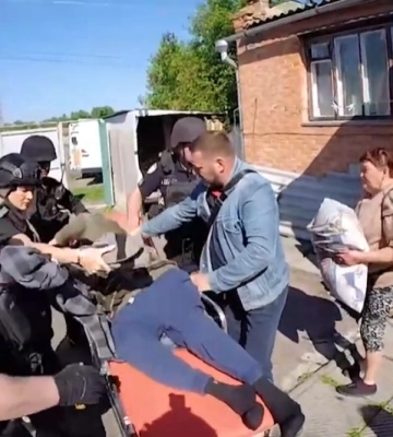 «Білі янголи» евакуювали з Білопілля маломобільну пару