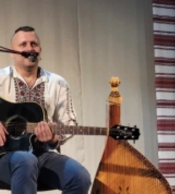 В Острозі з благодійним концертом виступив кобзар-бард Віктор Пашник