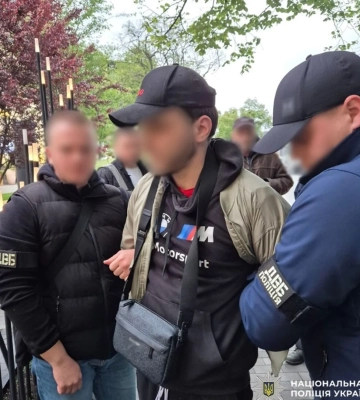 У Києві власник барбершопу допомагав клієнтам тікати від мобілізації за кордон