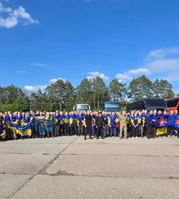 Наймасштабніший обмін війни: під час першого етапу в Україну повернулося 390 полонених