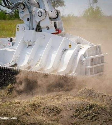 Нова японська машина почала розміновувати землі Миколаївщини (ФОТО)