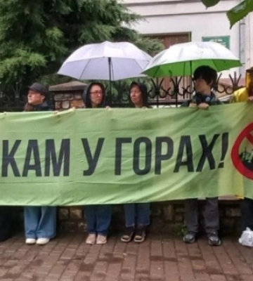 В Ужгороді пройшла перша акція протесту проти будівництва вітряків на полонині Руна