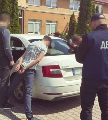 На Закарпатті ДБР викрило митника, який заробляв на &quot;контрабанді&quot; чоловіків мобілізаційного віку