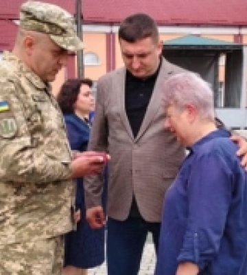 Родинам двох полеглих воїнів із Острога вручили посмертні нагороди захисників