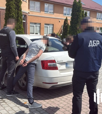 На Закарпатті ДБР викрило митника, який заробляв на &quot;контрабанді&quot; чоловіків мобілізаційного віку