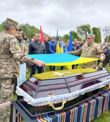 Жорстока війна залишила батьків без сина: у Луцькому районі провели в останню путь 26-річного Героя Романа Климчука