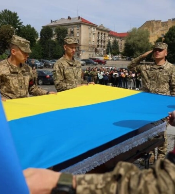 Приїхав з Одеси до Львова. Став у війську морським піхотинцем