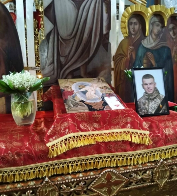 Жорстока війна залишила батьків без сина: у Луцькому районі провели в останню путь 26-річного Героя Романа Климчука