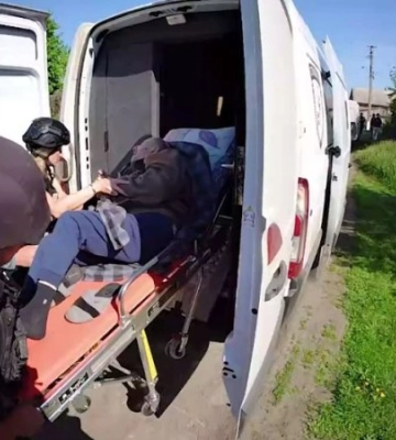 «Білі янголи» евакуювали маломобільне подружжя із Сумщини