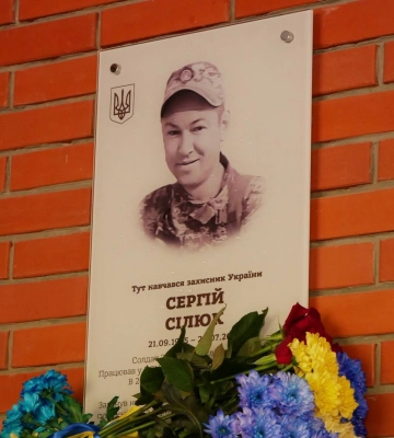 На фасаді Рівненської гімназії №19 відкрили меморіальну дошку на честь загиблого Героя