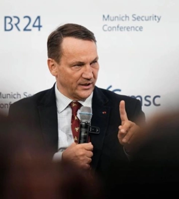 Сикорский заявил, что ЕС может сдерживать Россию и без участия США