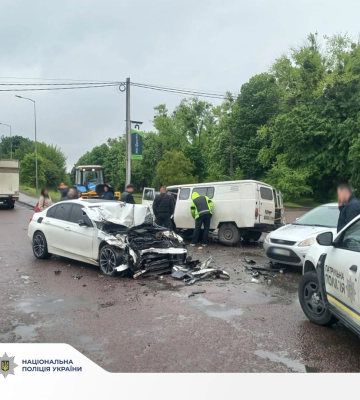У Львові внаслідок зіткнення чотирьох автомобілів постраждали троє людей. ФОТО