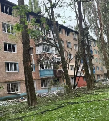 У Києві через російську атаку пошкоджені житлові будинки, ТРЦ та навчальний заклад
