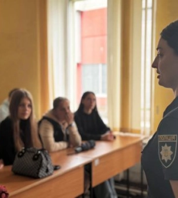 Патрульні поліціянти в гостях у студентів: як Ужгородська молодь знайомилася зі службою в поліції
