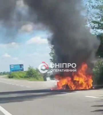 Пожежа біля "Епіцентру": у Дніпрі вогонь знищив "розумну" автівку
