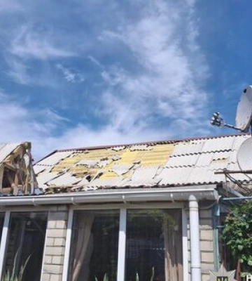 Наслідки ворожих обстрілів Херсонщини: двоє загиблих та 11 поранених цивільних, пошкоджені будинки, лікарня і дитячі садочки. ФОТОрепортаж